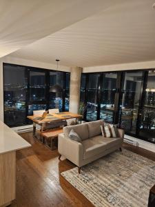 een woonkamer met een bank en een tafel bij Dream Apartment in Longueuil