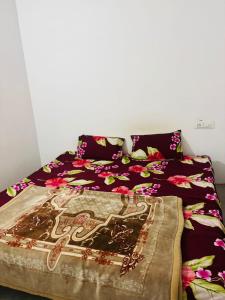 Postel nebo postele na pokoji v ubytování Krishna Homes