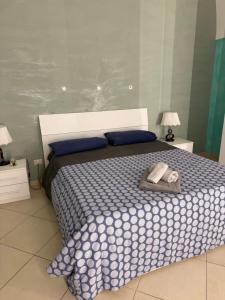 ein Schlafzimmer mit einem großen Bett mit blauen Laken und blauen Kissen. in der Unterkunft frizzi house in Parabita