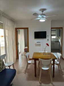 a living room with a dining room table and a couch at Apartamento CA VALEN 5 in Peñíscola