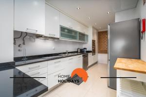 Η κουζίνα ή μικρή κουζίνα στο #249 Sapphire Shoreline Lodge by Home Holidays