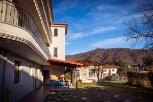 a view of a building with a mountain in the background at House Venetia in Orma