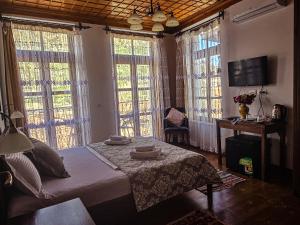 Uma cama ou camas num quarto em Hotel Gorica - UNESCO quarter