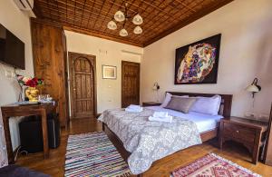 Uma cama ou camas num quarto em Hotel Gorica - UNESCO quarter
