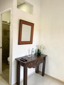 - une table en bois dans une chambre avec un miroir dans l'établissement Apartamento Moderno y Privado, à Santa Ana 1 autre photo