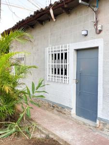 une porte bleue sur le côté d'une maison dans l'établissement Apartamento Moderno y Privado, à Santa Ana