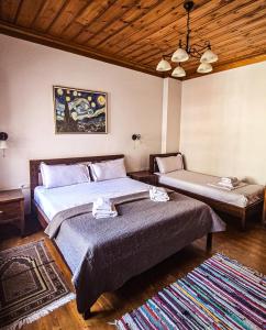 Uma cama ou camas num quarto em Hotel Gorica - UNESCO quarter