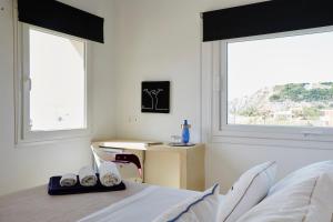 TV a/nebo společenská místnost v ubytování Acantha Boutique Hotel