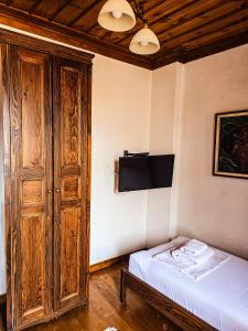 Uma cama ou camas num quarto em Hotel Gorica - UNESCO quarter