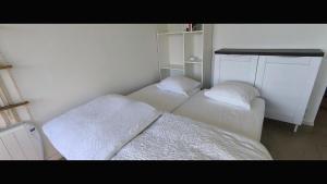 two beds in a small room withermottermottermott at Studio les mouettes in Mimizan-Plage