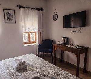 Uma cama ou camas num quarto em Hotel Gorica - UNESCO quarter