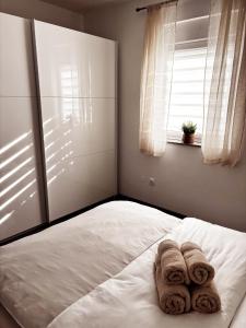 a bed with towels on it in a bedroom at Casa Bruno in Vodnjan