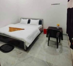 Giường trong phòng chung tại Hotel O by OYO Avantika Palace +6 ảnh