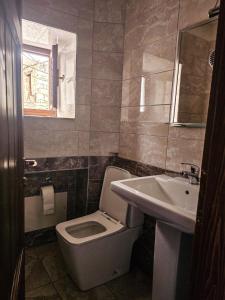 Uma casa de banho em Hotel Gorica - UNESCO quarter