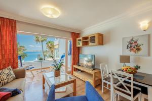 Una sala de estar con vista al mar. en Sunsuites Collection - Las Flores, en San Bartolomé