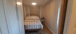 a small bedroom with a small bed in a room at Private Ensuite Room, Swallowcliffe in Swallowcliffe
