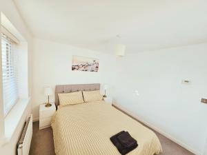 ein Schlafzimmer mit einem Bett in einem weißen Raum in der Unterkunft Spacious 3 Bedroom HOUSE in Dartford,London Zone 8 in Dartford + 11 Fotos