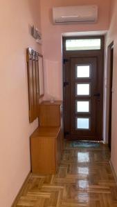 Habitación con puerta, suelo de madera y suelo de madera. en Luks MM 5, en Pančevo