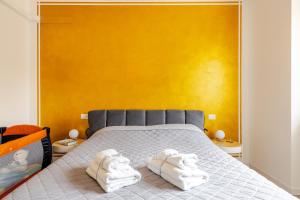 Un dormitorio con una cama con toallas. en Garda Art&Lake, en Peschiera del Garda 37 fotos más