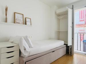 Łóżko lub łóżka w pokoju w obiekcie LUMINOSO APARTAMENTO en el centro de Cádiz