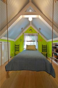 - un grand lit dans une chambre aux murs verts dans l'établissement Private Cottage on Lookout Mountain, à Rising Fawn