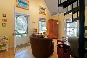 un salon avec un canapé et une table dans l'établissement Private Cottage on Lookout Mountain, à Rising Fawn
