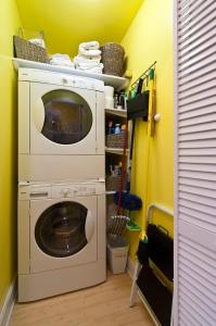 - un lave-linge et un sèche-linge dans une pièce dotée d'un mur jaune dans l'établissement Private Cottage on Lookout Mountain, à Rising Fawn
