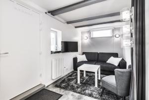 ein Wohnzimmer mit einem Sofa und einem Tisch in der Unterkunft La Maisonnette Alsacienne in Schiltigheim