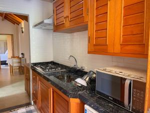 Kuchyň nebo kuchyňský kout v ubytování Apartamentos da Jo