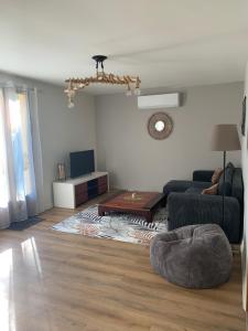 a living room with a couch and a table at Gîte l'Arbre de vie 24 in Nabirat