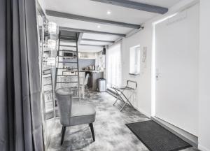 a living room with a chair and a table at La Maisonnette Alsacienne in Schiltigheim