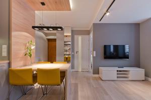 Televízia a/alebo spoločenská miestnosť v ubytovaní Apartament Targ Rybny - Gdańsk Old Town