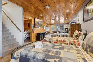 1 Schlafzimmer mit 2 Betten und einer Treppe in der Unterkunft Secluded Cubs Den Retreat in Wears Valley Sleeps 10 Hot Tub Pool Table Dog Friendly in Sevierville