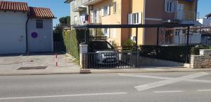 un coche aparcado detrás de una puerta en una calle en Apartman Klara, en Rovinj