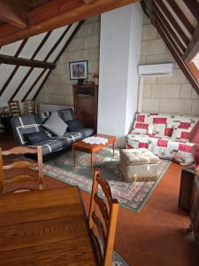 a living room with a couch and a table at L'Escale Tourangelle in Saint-Georges-sur-Cher