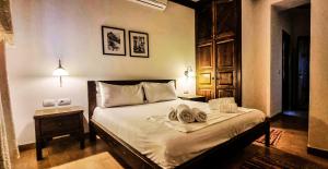 Uma cama ou camas num quarto em Hotel Gorica - UNESCO quarter