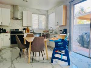 Η κουζίνα ή μικρή κουζίνα στο Gorgeous Abode 3 Bedrooms Hide-out in Mesa