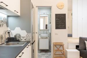 una cucina con un lavello e un piano di lavoro di Tiny & Tidy Studio in the key area of Milan a Milano