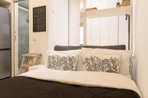 Letto o letti in una camera di Tiny & Tidy Studio in the key area of Milan