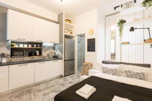 una camera con letto e cucina di Tiny & Tidy Studio in the key area of Milan a Milano