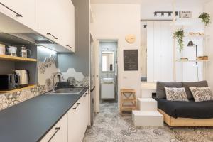 Cucina o angolo cottura di Tiny & Tidy Studio in the key area of Milan
