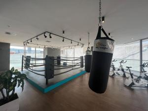 Fitness centrum a/nebo fitness zařízení v ubytování Lovely View Studio Building Heated Pool Gym Turco WIFI
