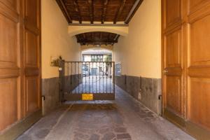 un ingresso di un edificio con un cancello di Tiny & Tidy Studio in the key area of Milan a Milano