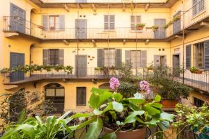 un condominio con balconi e piante di Tiny & Tidy Studio in the key area of Milan a Milano