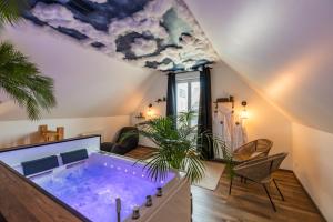 eine große Badewanne in einem Zimmer mit einer Decke in der Unterkunft Mowgli Gite Jungle in Bégard