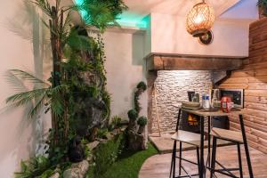 ein kleiner Indoor-Garten mit Tisch und Stühlen in der Unterkunft Mowgli Gite Jungle in Bégard