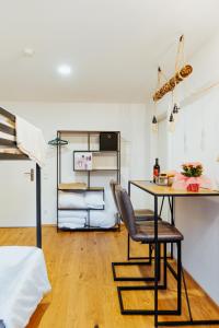 Postel nebo postele na pokoji v ubytování ArVia Living - Ferienwohnung in Altmünster, zentrale Lage, 7 Min Gehweg zum Traunsee, Balkon, Küche, gratis Parkplatz & WLAN