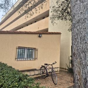 Rowery dostępne w obiekcie Appartement avec piscine proche plage et commerces lub w pobliżu