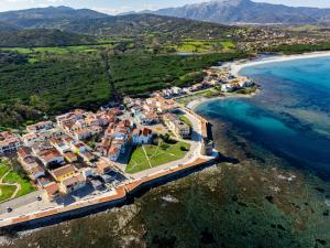 una vista aerea di un villaggio sulla spiaggia di arena's casa vacanze a La Caletta