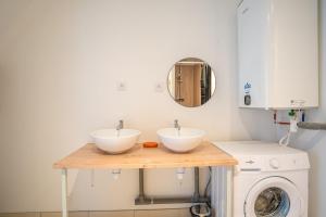 a bathroom with two sinks and a washing machine at Gite le palefrenier - 6 pers - 10 min Etretat in Gonneville-la-Mallet +40 photos